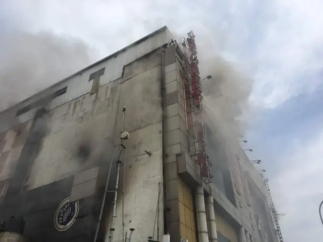 10ற்கும் மேற்பட்ட தீயணைப்பு வீரர்கள் தீயை அணைக்கும் முயற்சியில் தீவிரமாக செயல்பட்டு வருகின்றனர்.