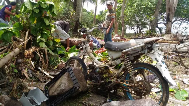 reruntuhan tsunami