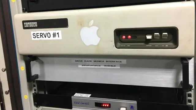 Несмотря на наклейку Apple, этот компьютер мог бы украсить собой музей винтажной техники