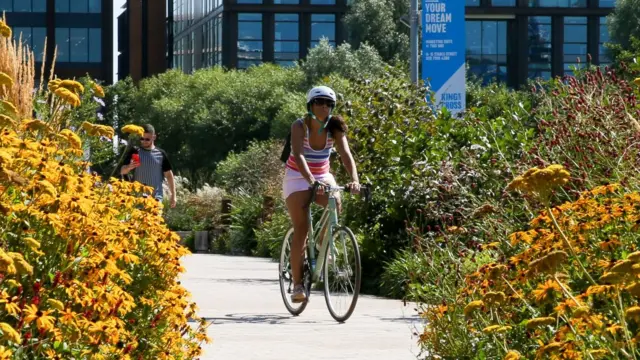 Девушка на велосипеде в Лондоне