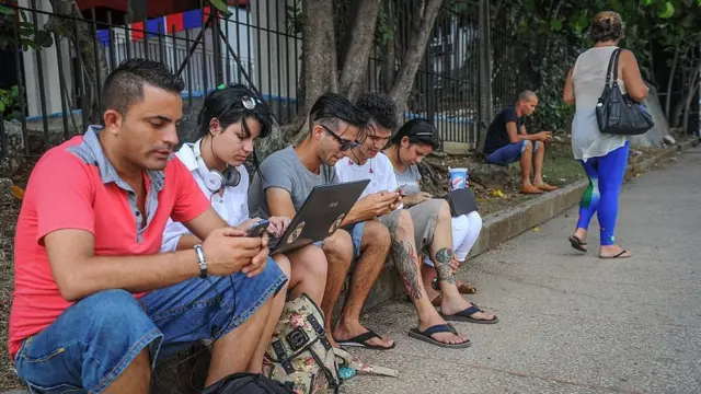 Usuarios de internet en una calle de La Habana.