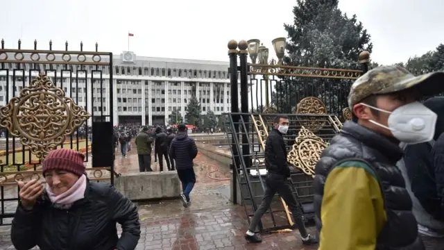 Кыргызстанда 4-октябрда өткөн талаштуу парламенттик шайлоодон кийин бийлик алмашып, курч саясий окуялар болду