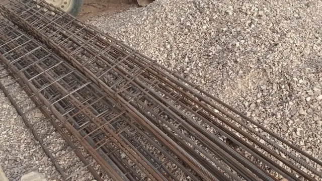 Alioune Thiam attache les poteaux de fer qui supportent les bâtiments