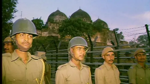 বাবরি মসজিদ, ভেঙে ফেলার আগে।