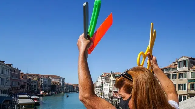 Парикмахеры на мосту Риальто в Венеции присоединились к флешмобу