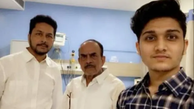 ఆసుపత్రి నుంచి డిశ్చార్జ్ సందర్భంగా మహమూద్ అలీ(మధ్యలో), ఆయన కుమారుడు(ఎడమ), మనమడు(కుడి)