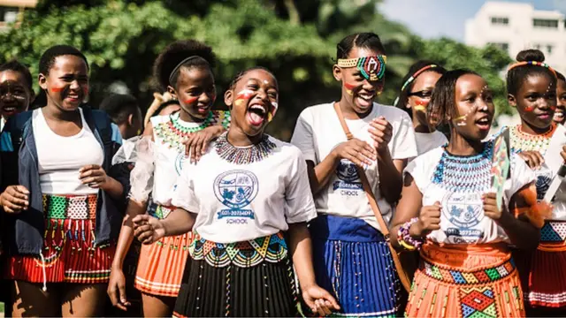 Àwọn ọmọdé tó wọ orísirísi asọ ìbílẹ̀ ní Durban