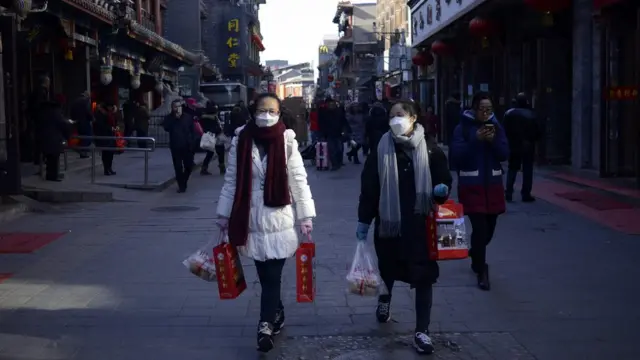 Dos mujeres con bolsas
