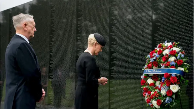 Jim Mattis cùng Cindy McCain,