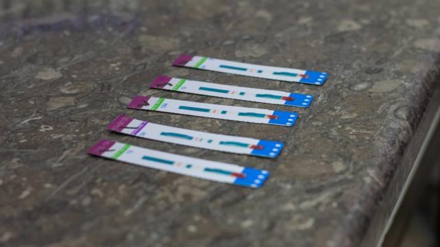 Kits de tests sanguins utilisés dans une clinique pakistanaise