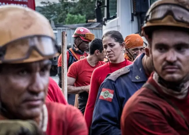 Bombeiros após um dia de trabalhos