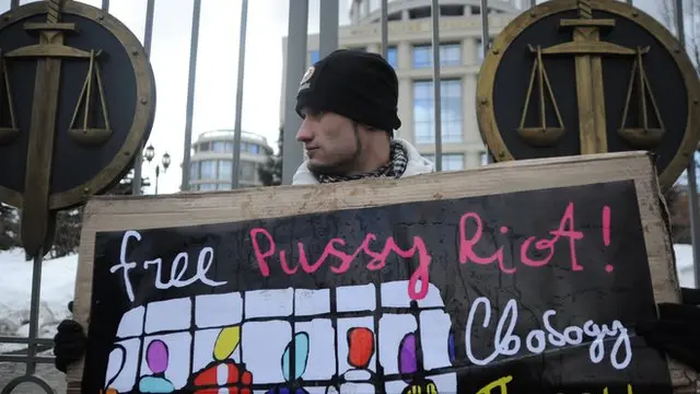 Protesto pela libertação do grupo Pussy Riot