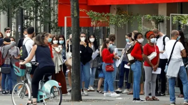 巴黎規定在公共場所必須要帶口罩。