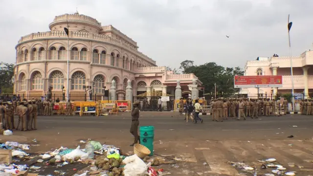 சென்னை மெரீனாவில் ஜல்லிக்கட்டு போராட்டக்காரர்களை கலைத்த போலிசார் (புகைப்படத் தொகுப்பு)