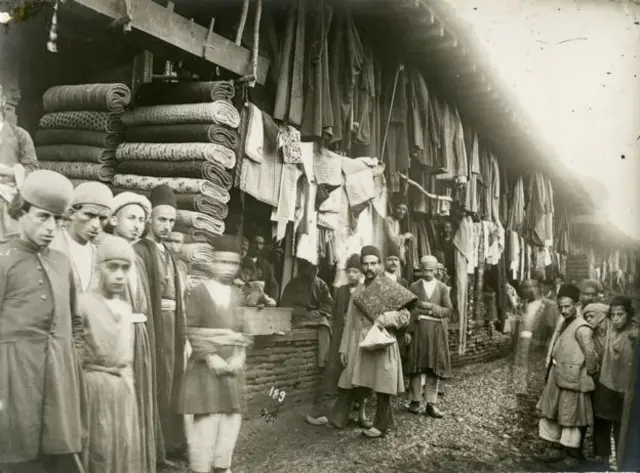 بازار (احتمالا) رشت، حدود ۱۹۰۰، عکاس آنتوآن سوروگین