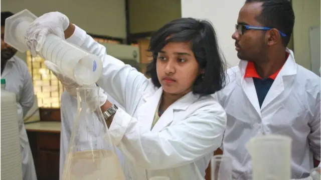 হ্যান্ড স্যানিটাইজার বানানো হচ্ছে