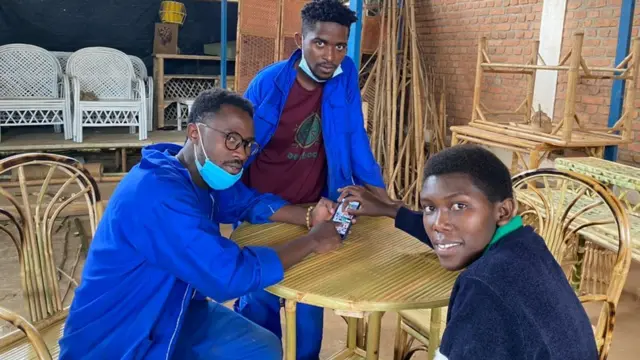 Delphine Uwera na bamwe mu basore yigishije ubu bakorana