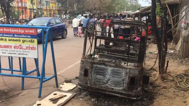 கடைகள் மட்டுமின்றி சாலையில் நின்றிருந்த வாகனங்களும் தீ கருகி நாசமாகியுள்ளன