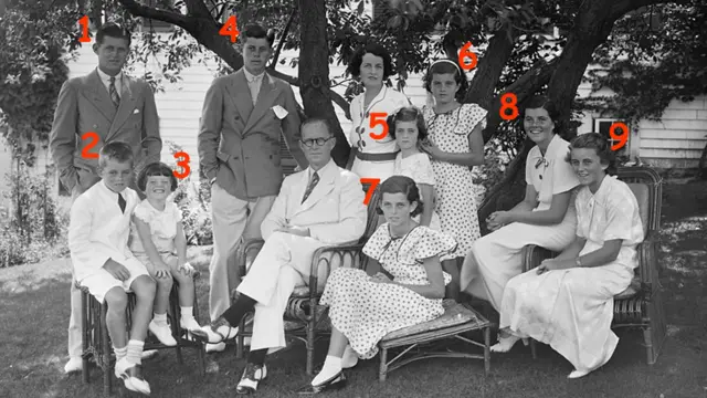 Joseph e Rose Kennedy com seus nove filhos