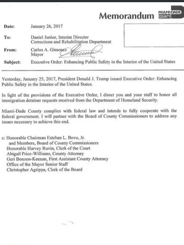 La orden ejecutiva firmada por Carlos Gimenez el día después de que Trump ordenara cortar fondos federales a las ciudades "santuario".
