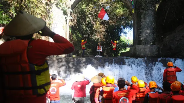 Peserta upacara memberi hormat kepada bendera Merah Putih yang dikibarkan pada upacara peringatan HUT ke-73 RI di Sungai Pusur, Klaten, Jawa Tengah, Jumat (17/08). Upacara itu juga bertujuan untuk mengajak masyarakat luas agar dapat menjaga kebersihan lingkungan sungai.