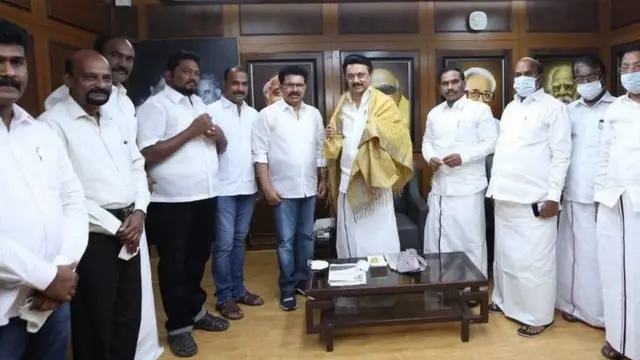 "ரஜினி ரசிகர்கள் எந்தக் கட்சியிலும் சேர்ந்துகொள்ளலாம்"