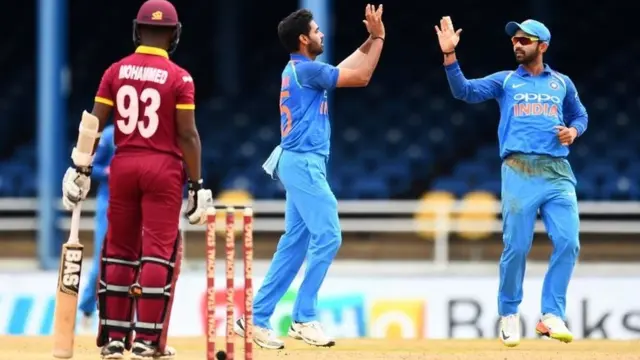 विकेट का जश्न मनाते भुवनेश्वर कुमार