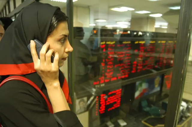 بعضی منتقدان می‌گویند سقوط بورس می‌تواند بحرانی بدتر از موسسات مالی مالی را برای سرمایه‌گذاران در پی داشته باشد