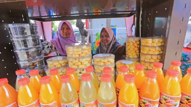 Pelaku Usaha Mikro, Kecil, dan Menengah (UMKM) menata produk miliknya di Posko Gerai UMKM di Losarang, Indramayu, Jawa Barat, Senin (25/04)