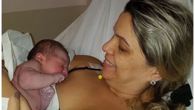 Liz e a filha, Marina, na maternidade: Brasileira lutou por parto humanizado, que não conseguiu na gravidez do primeiro filho