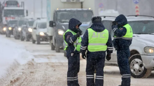 Сотрудники ДПС на дороге