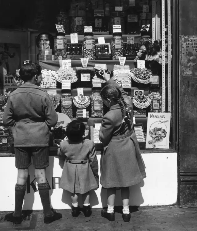 1949 ఏప్రల్ 24న బ్రిటన్లో స్వీట్లు, చాక్లెట్లపై రేషన్ తొలగించినపుడు చిన్నారులు ఇలా చాక్లెట్లు కొనుక్కున్నారు