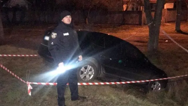 Машина з'їхала у кювет, коли водій намагався втекти з місця події, каже поліція