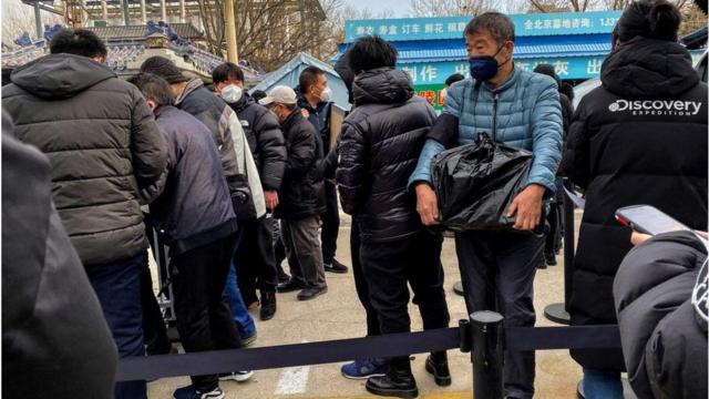 中共新冠肺炎暴政观察：中国新冠疫情：火葬场外的长队和难以追踪的数字