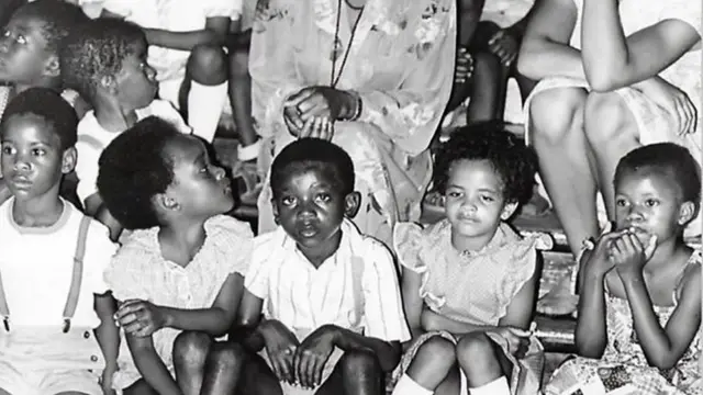 পূর্ব জার্মানিতে পাঠানো আরও কিছু নামিবিয় শিশুর সঙ্গে জেমা কামাটি (সবার ডানে)