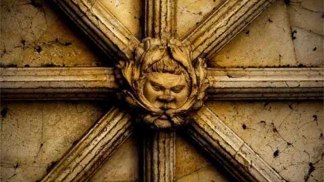 В каменных украшениях знаменитого Нориджского собора можно нати мотивы Зеленого человека