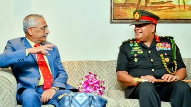 இலங்கை ராணுவ தளபதி ஜெனரல் ஷவேந்திர சில்வா (வலது) உடன் இந்திய ராணுவ தளபதி ஜெனரல் மனோஜ் முகுந்த் நரவனே