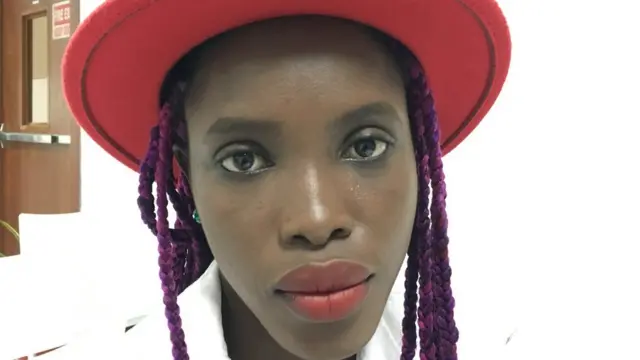 Woman wey rub lipstick