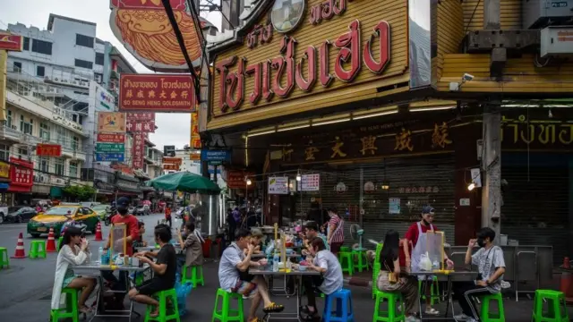 Chinatown Bangkok trong ngày đầu mở cửa lại 17/5 vẫn còn vắng khách, nhưng ít ra người dân Thái Lan đã bắt đầu có thể kiếm sống