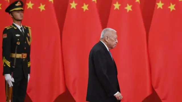 香港前特首董建华2005年宣布辞职前五天，北京政府仍然表示对他的领导"充满肯定"。