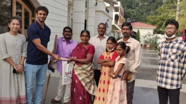 సత్తియ్య కుటుంబానికి సహాయం అందిస్తున్న మోహన్ నేమాని కుమారుడు