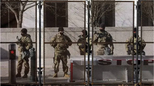 اہم عمارتوں کو جانے والے راستوں پر لوہے کی باڑیں لگا دی گئی ہیں