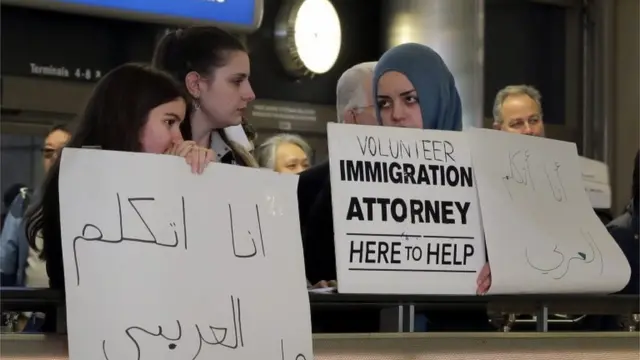 Immigration lawyers offer help at Los Angeles International Airport, 5 February, 2017, after a federal appeals court rejected the White House's appeal against the lifting of a Donald Trump's travel ban