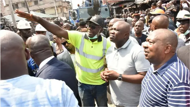Lagos State Govnor, Akinwunmi Ambode (M); General Manager, Lagos State Emergency Management Agency (LASEMA), Tiamiyu Adesina (L) and Chairman, Lagos State Neighbourhood Safety Corp (LNSC), Rtd. A.I.G Israel Ajao (R) during di Govnor visit towia di building collapse for Massey Street, Ita-Faaji, Lagos Island, on Wednesday, March 13, 2019.