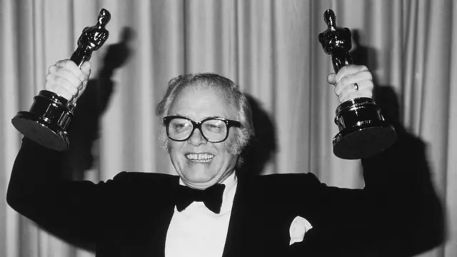 રિચર્ડ ઍટેનબરો ઑસ્કરની ટ્રૉફી સાથે