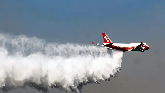 Avión supertanque lanzando agua