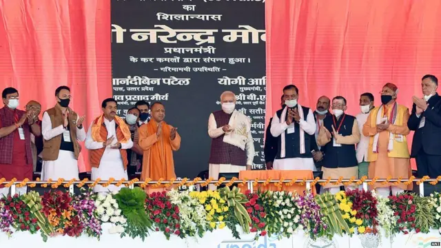 गंगा एक्सप्रेस वे का शिलान्यास करते हुए पीएम नरेंद्र मोदी (18 दिसंबर 2021)