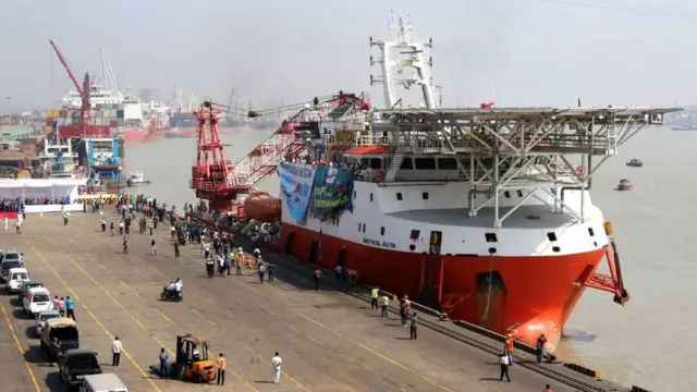 চট্টগ্রাম বন্দর, যেখান থেকে সেতুটির দূরত্ব ৮০ কিলোমিটার