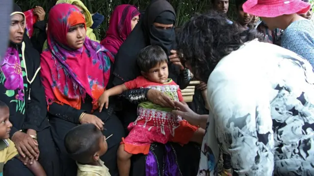 জাতিসংঘের নিরাপত্তা পরিষদের প্রতিনিধিরা রোহিঙ্গাদের মুখ থেকে তাদের দুর্দশার কথা শুনছেন।