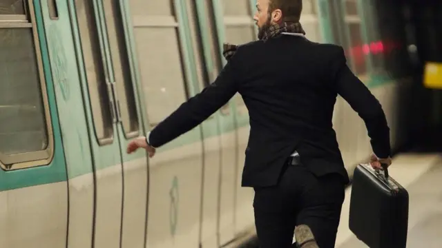 شخص يحاول اللحاق بالقطار